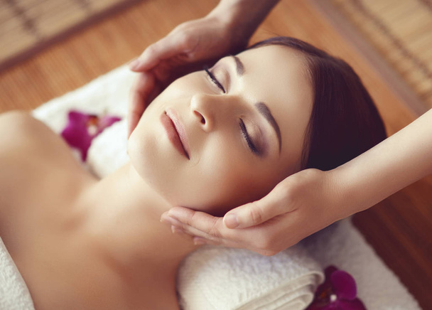 beautiful woman having massage - Foto, afbeelding