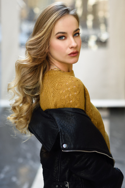Красива блондинка росіянці в міському тлі - Фото, зображення