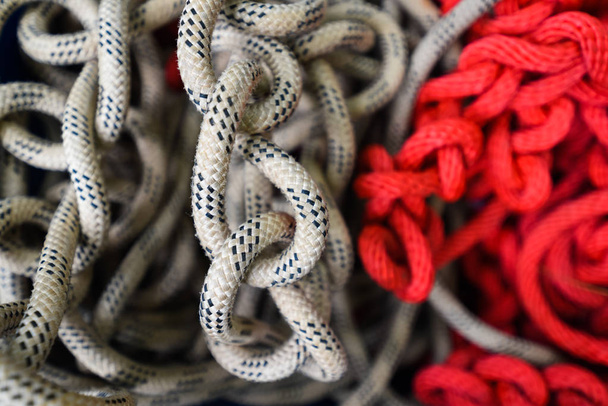 corda da arrampicata rossa
 - Foto, immagini