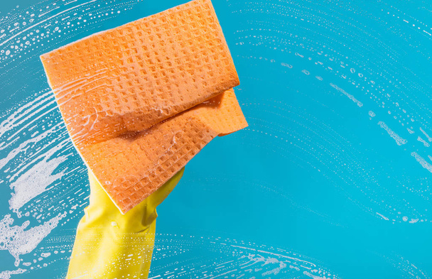 hand with a rag cleans the surface - Φωτογραφία, εικόνα