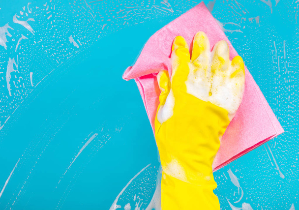 hand with a rag cleans the surface - Foto, Bild