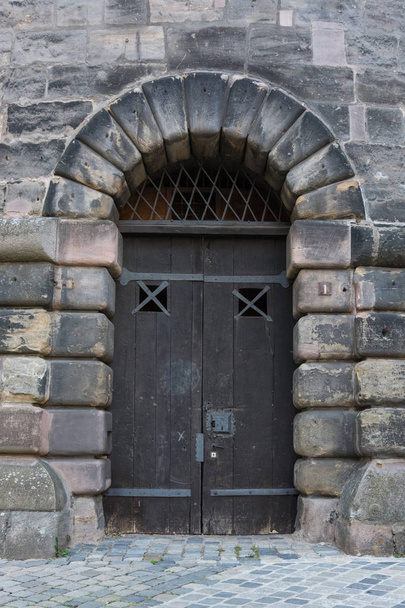 Старая коричневая деревянная дверь средневековой башни
 - Фото, изображение