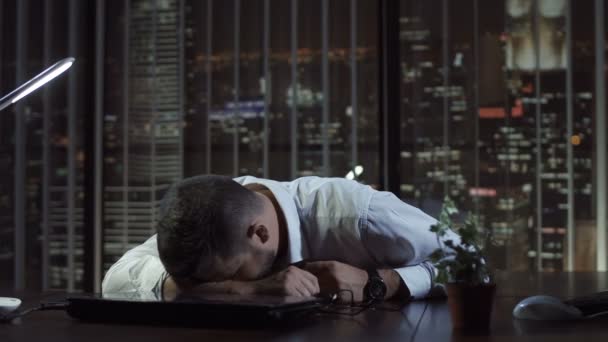 Εξαντληθεί άνδρας κοιμάται στο γραφείο - Πλάνα, βίντεο