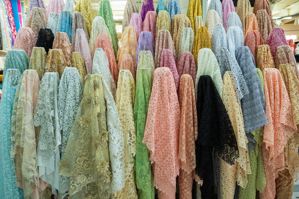 Красочные ткани тайский стиль на рынке тканей Таиланда
. - Фото, изображение