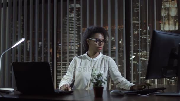 Μαύρη γυναίκα που εργάζεται στο γραφείο - Πλάνα, βίντεο