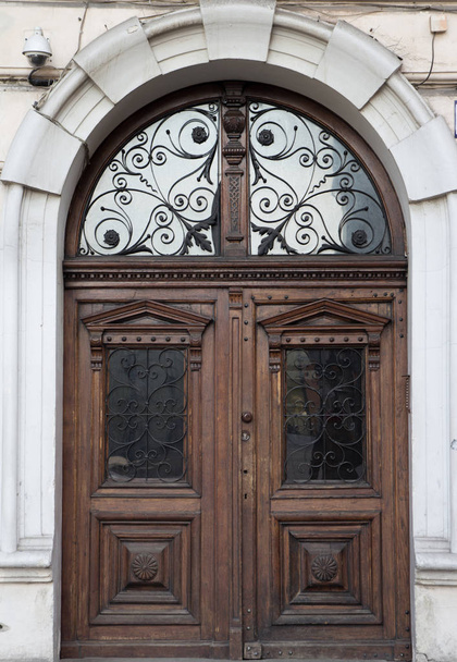 Vintage puerta marrón de madera primer plano con inserciones y patrones
  - Foto, Imagen