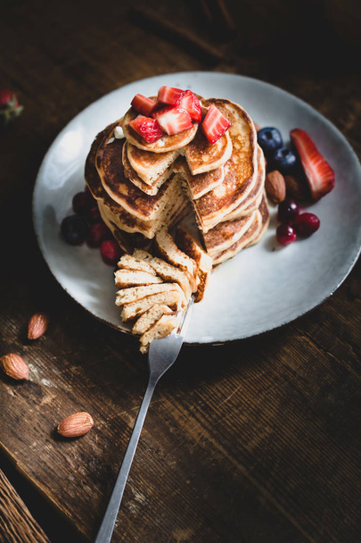 Healthy oat pancakes with berries - Fotoğraf, Görsel