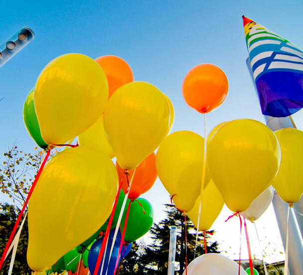 mavi gökyüzünde renkli balonlar - Fotoğraf, Görsel