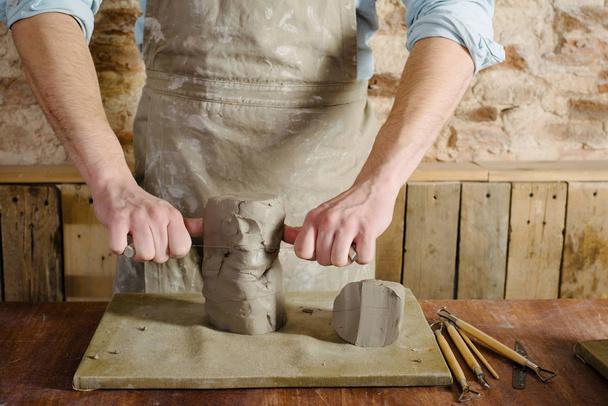 potier, atelier d'argile, concept d'art céramique - coupe masculine d'argile brute
 - Photo, image