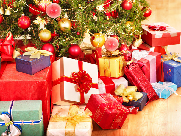 Pila de caja de regalo por árbol de Navidad
. - Foto, Imagen