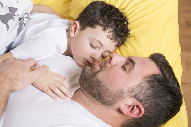 Father and son in bed, happy time - Φωτογραφία, εικόνα