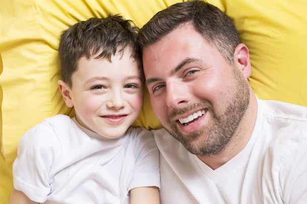 Isä ja poika sängyssä, onnellista aikaa
 - Valokuva, kuva