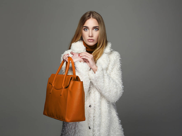 Inverno bella donna con arancione borsetta
 - Foto, immagini