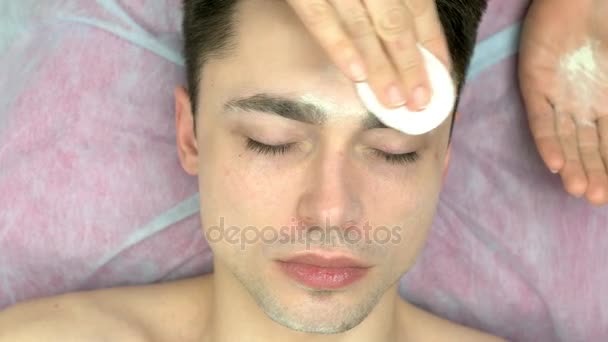 Cosmetician aplicando talco em pó, rosto
. - Filmagem, Vídeo