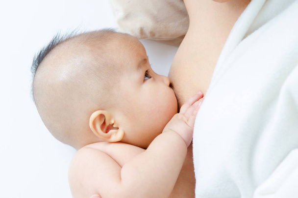 Bébé qui boit du lait maternel
 - Photo, image