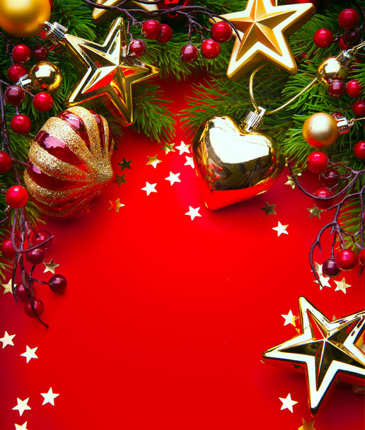 Arte Navidad Decoraciones sobre fondo rojo
 - Foto, imagen