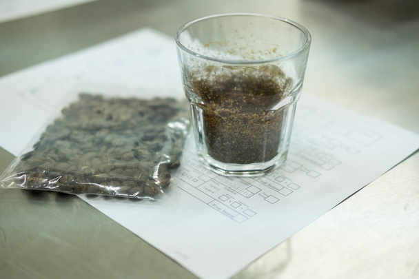szklanka kawy dla degustatora do zapachu i smaku aromatyczne i flavo - Zdjęcie, obraz