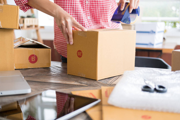 İş yerinde karton kutu paketleyen küçük bir işletme sahibi başlat - Fotoğraf, Görsel