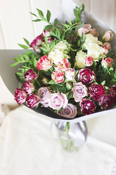 Белые и розовые розы в серой цветочной бумаге
 - Фото, изображение