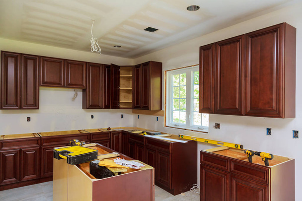 Beiktatás új indukciós főzőlap, modern konyha konyhaszekrény szerelése. - Fotó, kép
