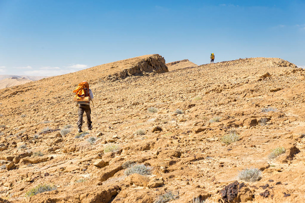 Dva backpackers chůzi vzestupné mountain rock poušť svah.  - Fotografie, Obrázek