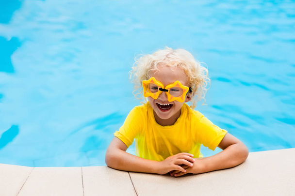 Kind met bril in zwembad. Kinderen zwemmen. - Foto, afbeelding