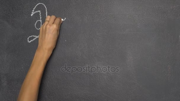 Χέρι που γράφει γράμμα της ταϊλανδικής αλφαβήτου στον μαύρο πίνακα κιμωλίας - Πλάνα, βίντεο
