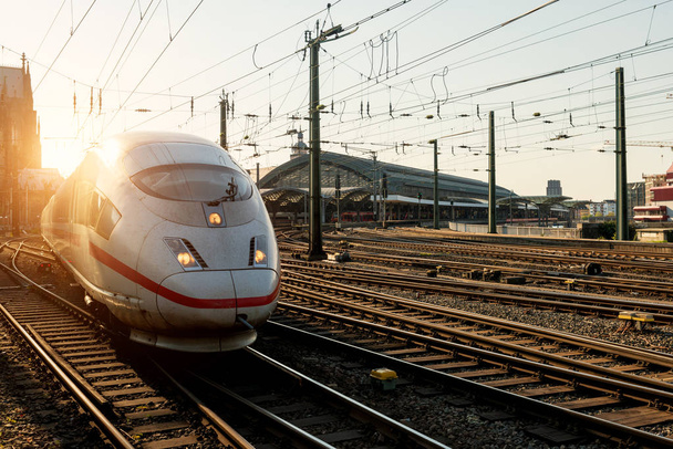 Elektrische Intercity Express trein in Keulen, Duitsland in een zomer - Foto, afbeelding