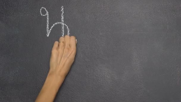 Χέρι που γράφει γράμμα της ταϊλανδικής αλφαβήτου στον μαύρο πίνακα κιμωλίας - Πλάνα, βίντεο
