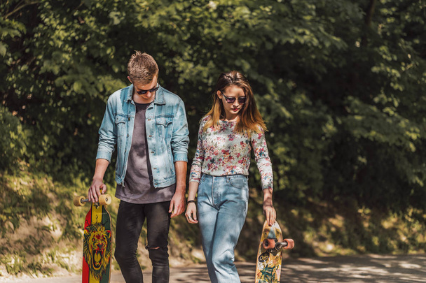 Hipster Couple with Skateboards - Foto, imagen