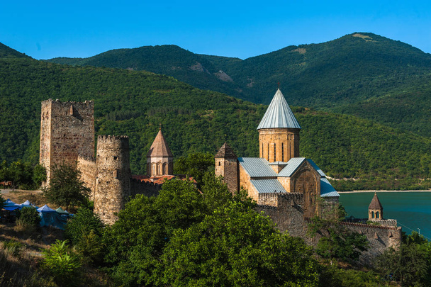 Castelo complexo com igreja no rio Aragvi, Ananuri, Geórgia
 - Foto, Imagem