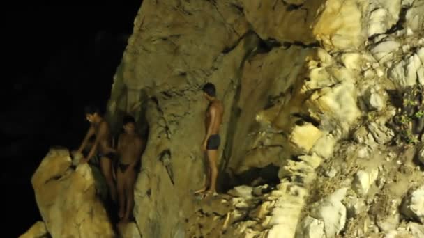 Aufnahmen des berühmten Klippenspringers in Acapulco, Mexiko bei Nacht - Filmmaterial, Video