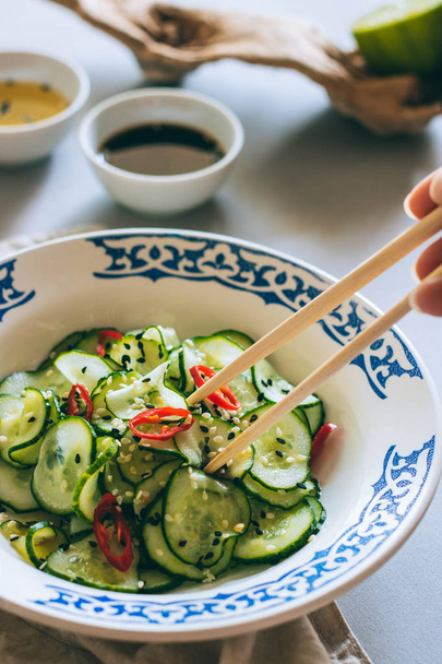 中国の箸、アジア料理、スパイスのキュウリのサラダ - 写真・画像