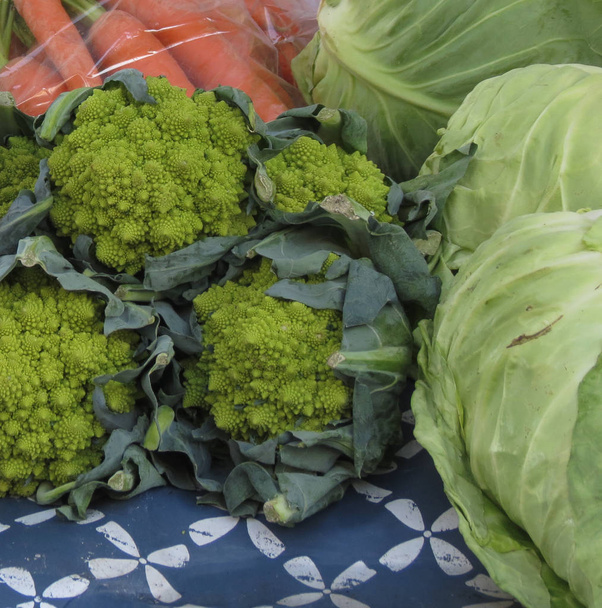 romanesco brokkoli (Brassica oleracea) más néven karfiol román vagy Buzzy Broc zöldség vegetáriánus és vegán élelmiszer élelmiszer - Fotó, kép
