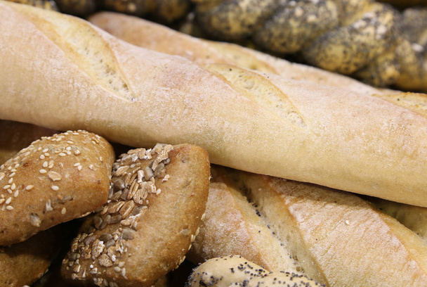 Frisches Brot in der Backstube mit duftenden Broten und Tüten - Foto, Bild