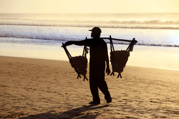 vendedor de amendoim na praia ao pôr do sol
 - Foto, Imagem