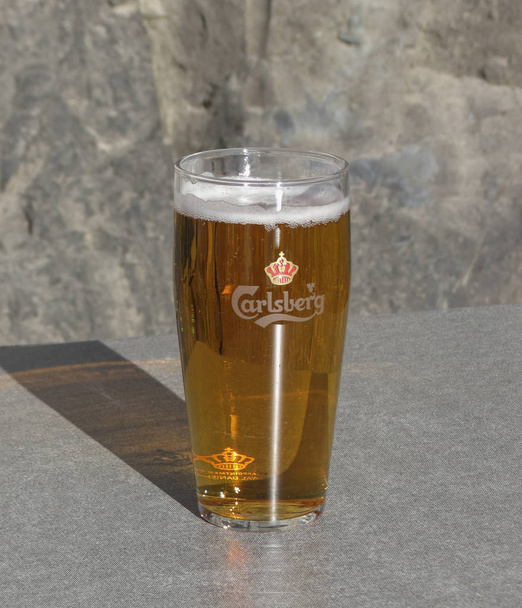 Όσλο, Νορβηγία - Circa Αυγούστου 2017: ένα ποτήρι της μπύρας Carlsberg, ζυθοποιηθεί στη Δανία - Φωτογραφία, εικόνα