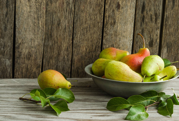 Pear fruits in the old aluminum dish - Foto, immagini