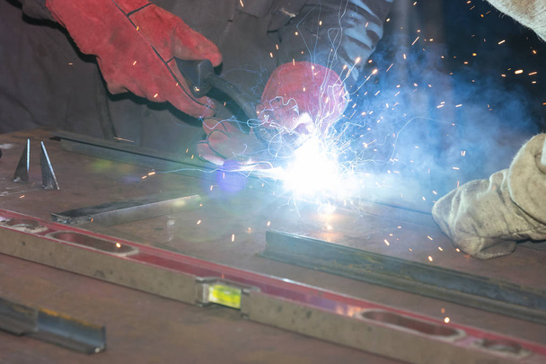 Obrábění kovů pracovníci pracují za strojů a přístrojů - Fotografie, Obrázek