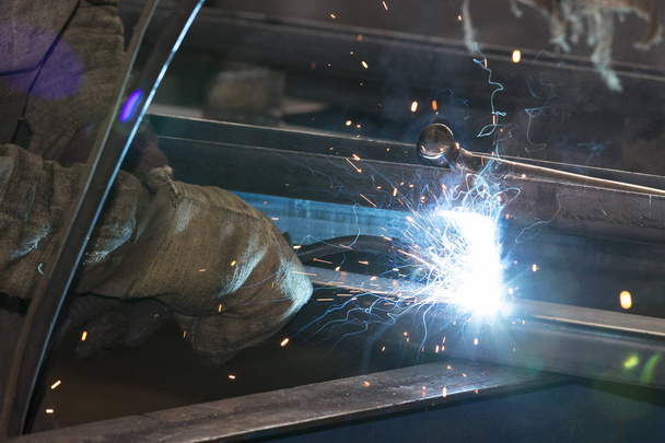 Trabajadores de talleres metalúrgicos trabajan detrás de máquinas y aparatos
 - Foto, Imagen