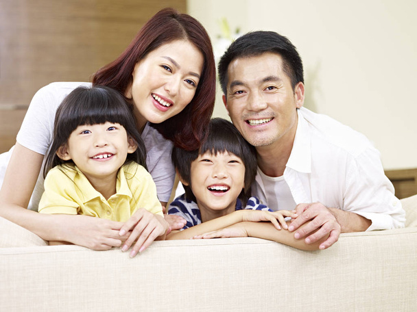 portrait d'une famille asiatique avec deux enfants
.  - Photo, image