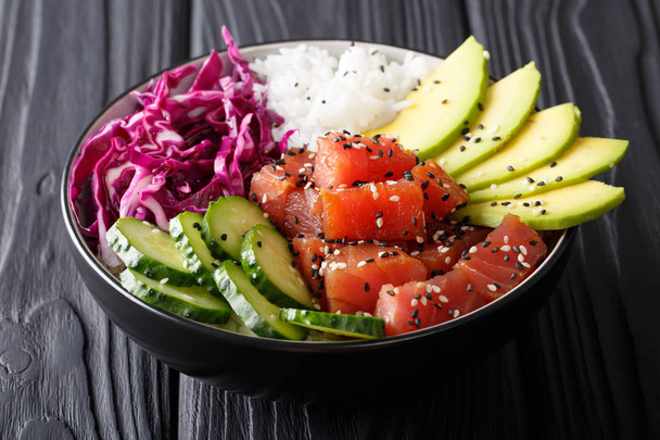 Alimento ecológico: tazón de atún con arroz, pepinos frescos, cabina roja
 - Foto, imagen