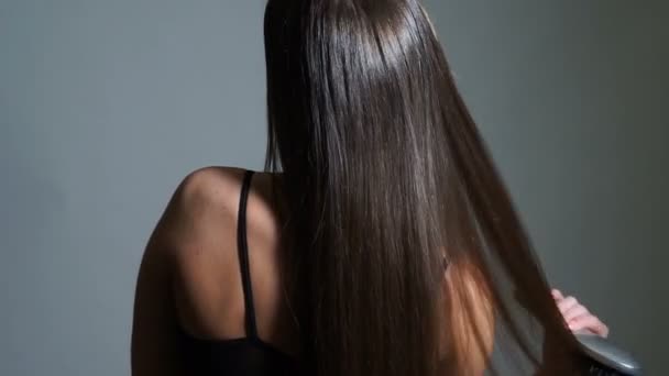 Zadní bruneta žena s krásnými vlasy - Záběry, video