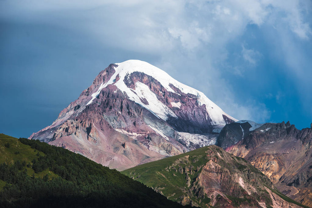 Mount Kazbek pohled z destinaci Stepantsminda města v Gruzii v dobré wea - Fotografie, Obrázek
