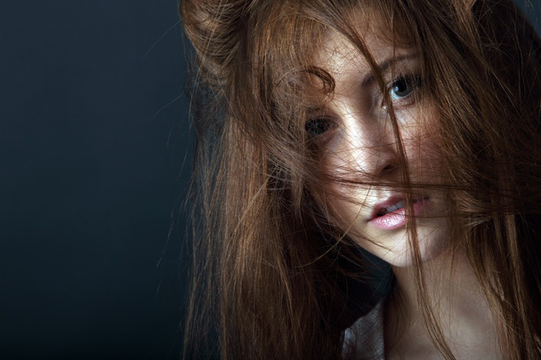 Beautiful young woman with her ​​hair - Photo, Image
