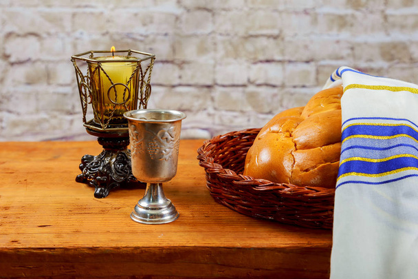 Szabat Szalom - tradycyjny żydowski szabat rytuał Chały chleb, wino - Zdjęcie, obraz