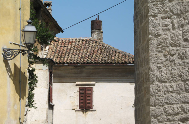 クロアチアの小さな町の古い町並み - 写真・画像