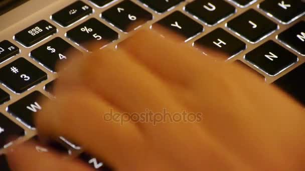 Εγγράμματοι χειριστής ηλεκτρονικού υπολογιστή, πληκτρολογώντας το laptop πληκτρολόγιο. - Πλάνα, βίντεο