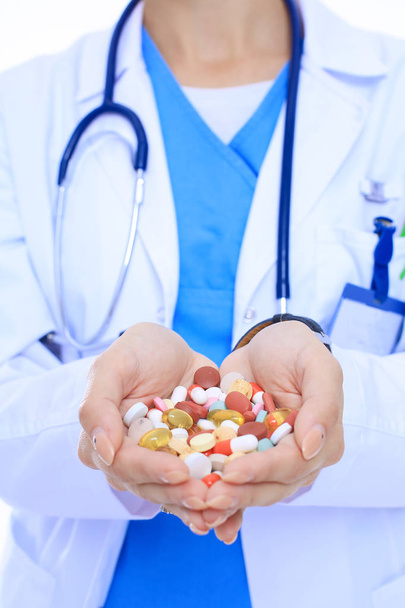 De dokter houdt een hoop drugs in een hand. Vrouwelijke dokter - Foto, afbeelding