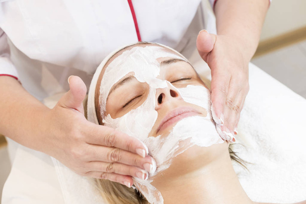 Proceso mascarilla cosmética de masajes y tratamientos faciales
  - Foto, imagen